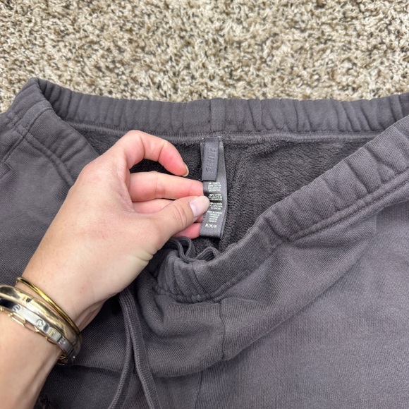 SKIMS Women's brown sweatpants - Picture 2 of 3